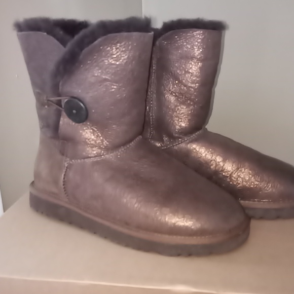 NWT New UGG Bailey Button Boots Metallic Bronze Logo Sz 8 "LIMITED EDITION" - Picture 1 of 5